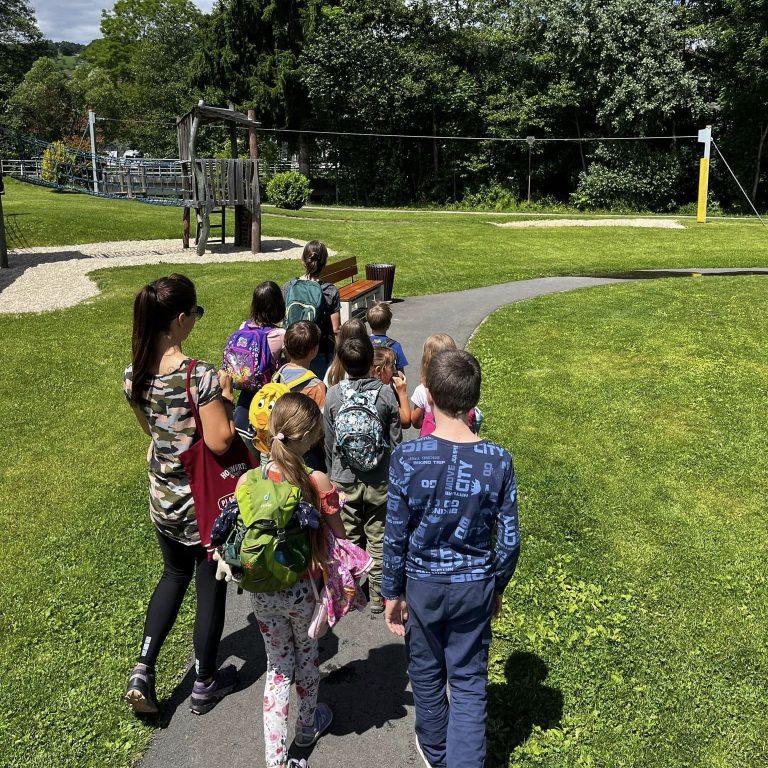 Wir gehen auf den Spielplatz